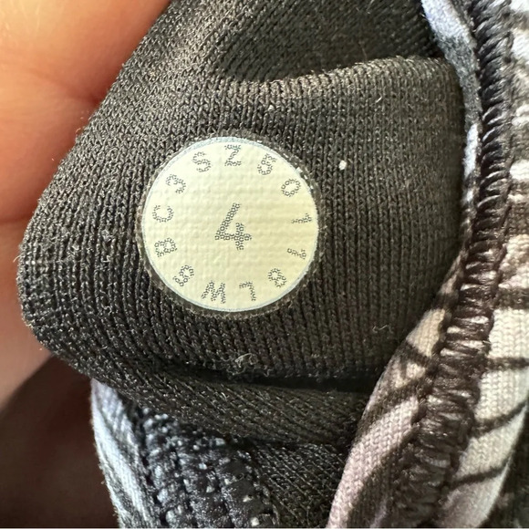 Lululemon Wunder Under Hi-Rise Tight 28” in Hanakotoba Starlight Multi. Size 4 - Picture 3 of 12